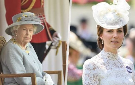Královna Alžběta a Kate Middleton