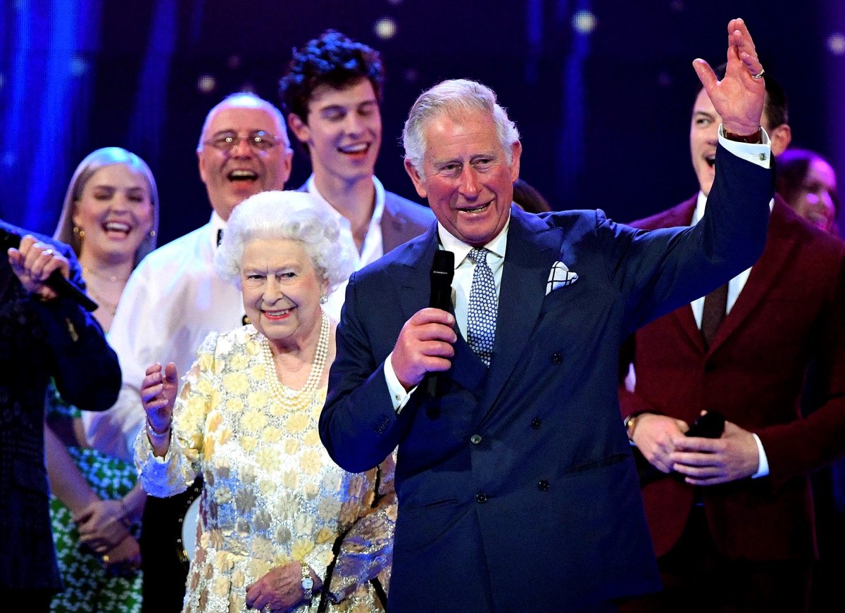 Britská královna Alžběta II. oslavila 92. narozeniny. V londýnské  koncertní hale Royal Albert Hall jí zazpívala řada známých hvězd
