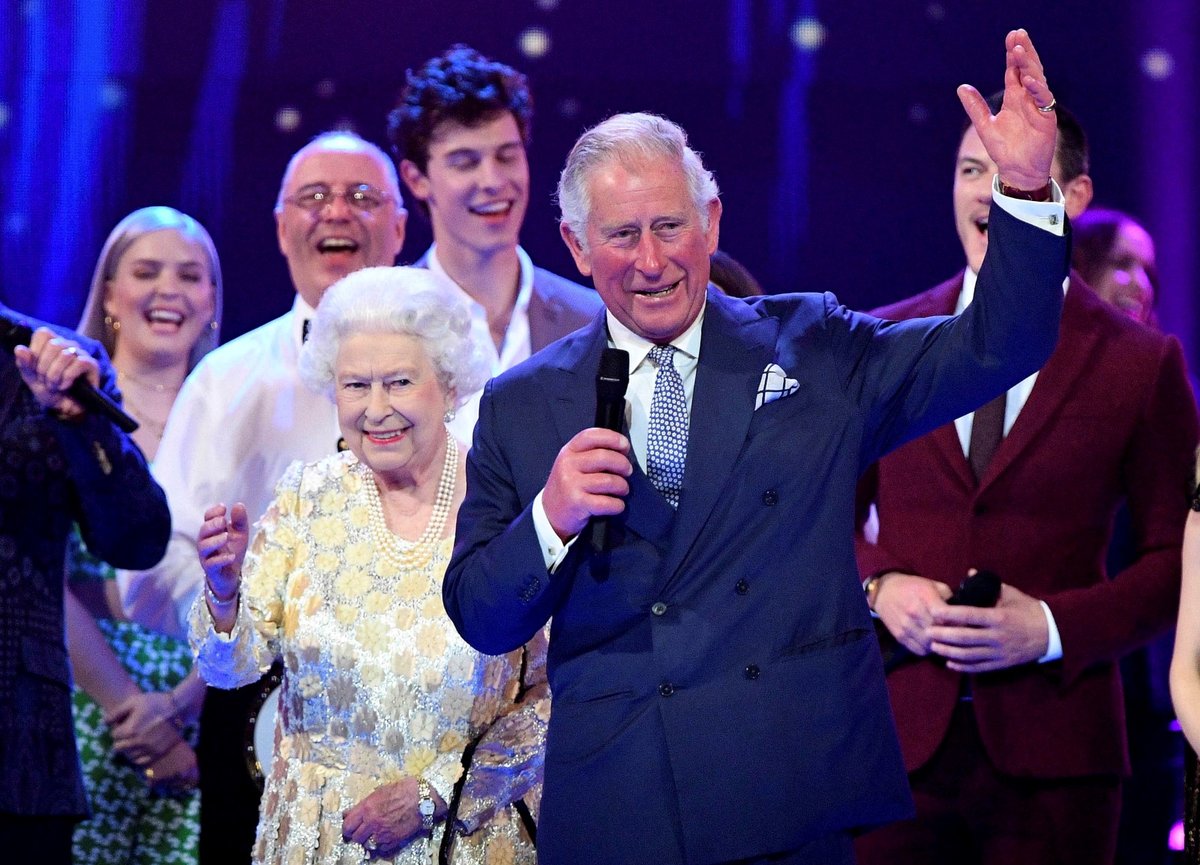 Britská královna Alžběta II. oslavila 92. narozeniny. V londýnské  koncertní hale Royal Albert Hall jí zazpívala řada známých hvězd