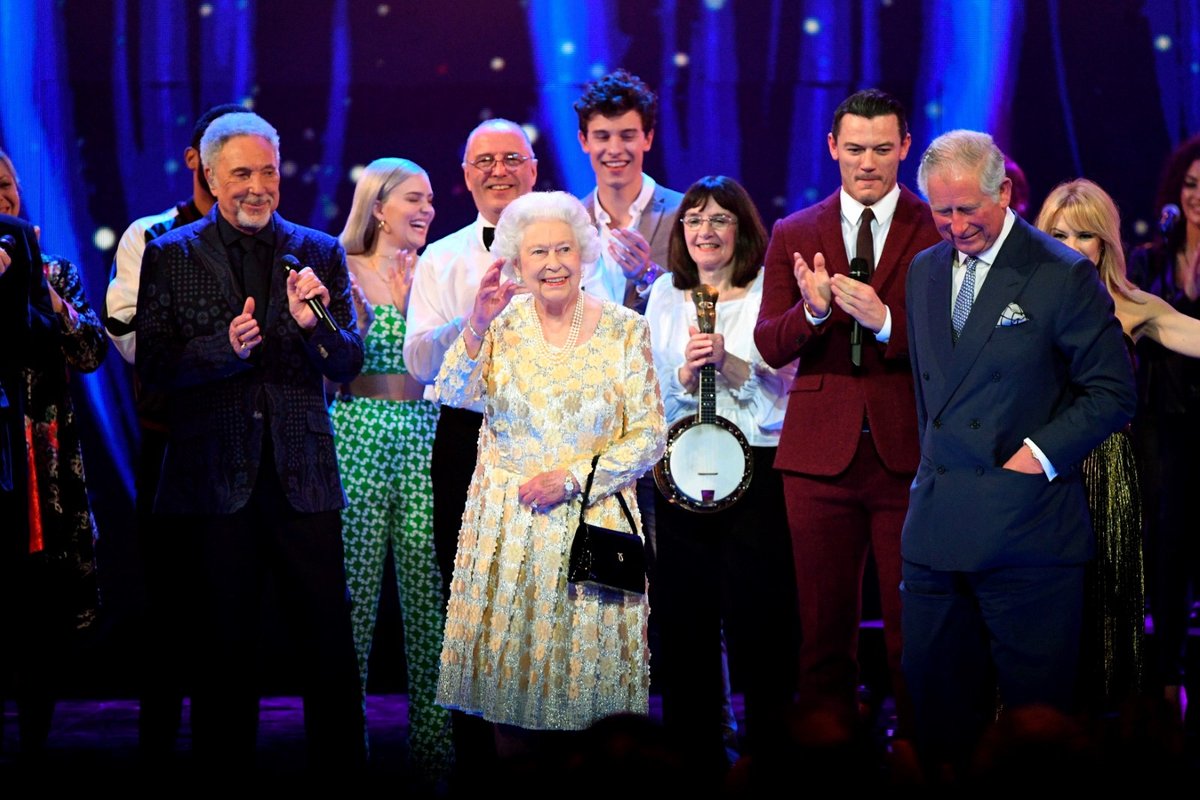 Britská královna Alžběta II. oslavila 92. narozeniny. V londýnské  koncertní hale Royal Albert Hall jí zazpívala řada známých hvězd