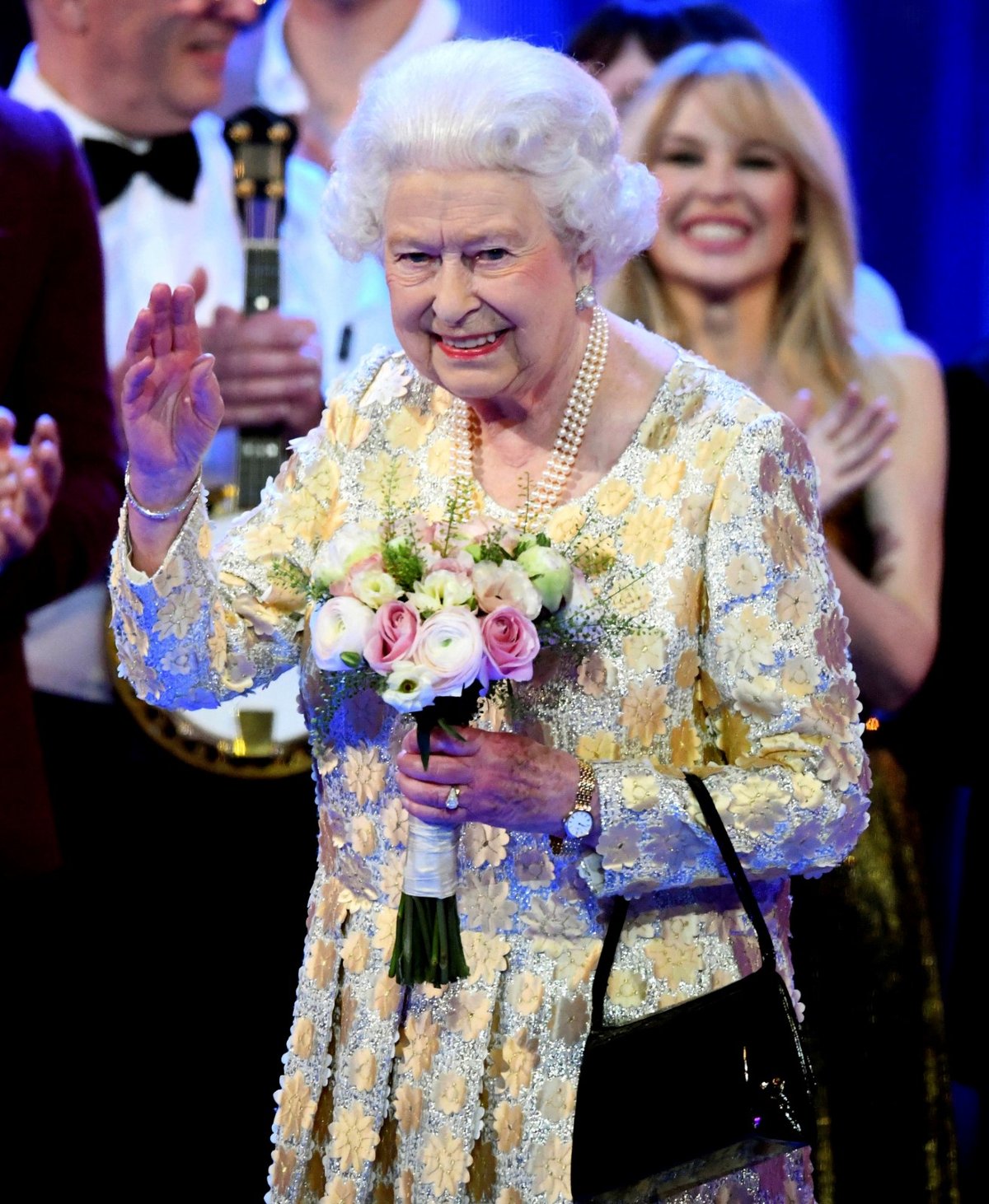 Britská královna Alžběta II. oslavila 92. narozeniny. V londýnské  koncertní hale Royal Albert Hall jí zazpívala řada známých hvězd