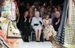 Královna Alžběta II. na módní přehlídce s Annou Wintour a svou garderobiérkou Angelou Kelly. 