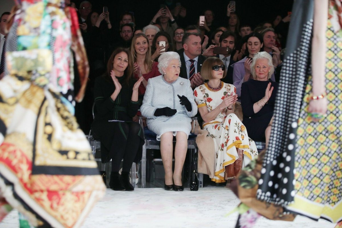 Královna Alžběta II. na módní přehlídce s Annou Wintour a svou garderobiérkou Angelou Kelly. 