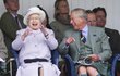 Skotské hry pobavily královnu Alžbětu se synem Charlesem natolik, až dostali záchvat smíchu