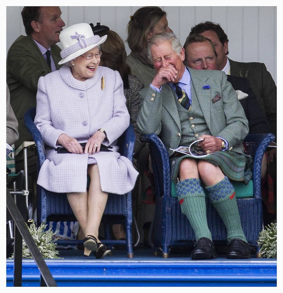 Britská královna se smála nahlas a princ Charles se smíchem až skoro dusil.