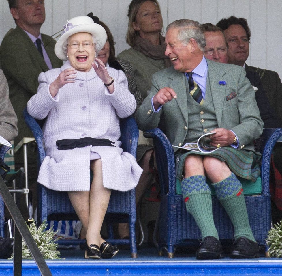Skotské hry pobavily královnu Alžbětu se synem Charlesem natolik, až dostali záchvat smíchu.