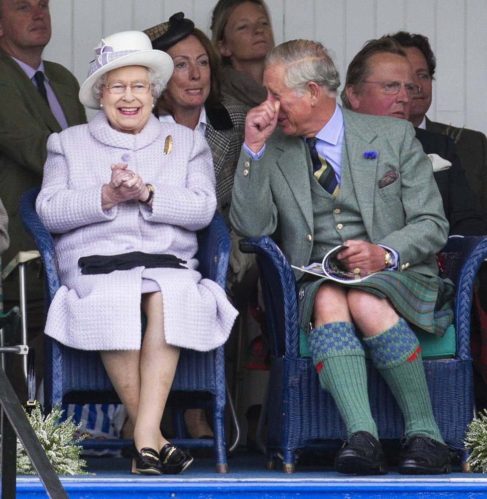 Princ Charles a královna Alžběta