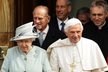 Královna Alžběta II. s papežem Benediktem XVI.