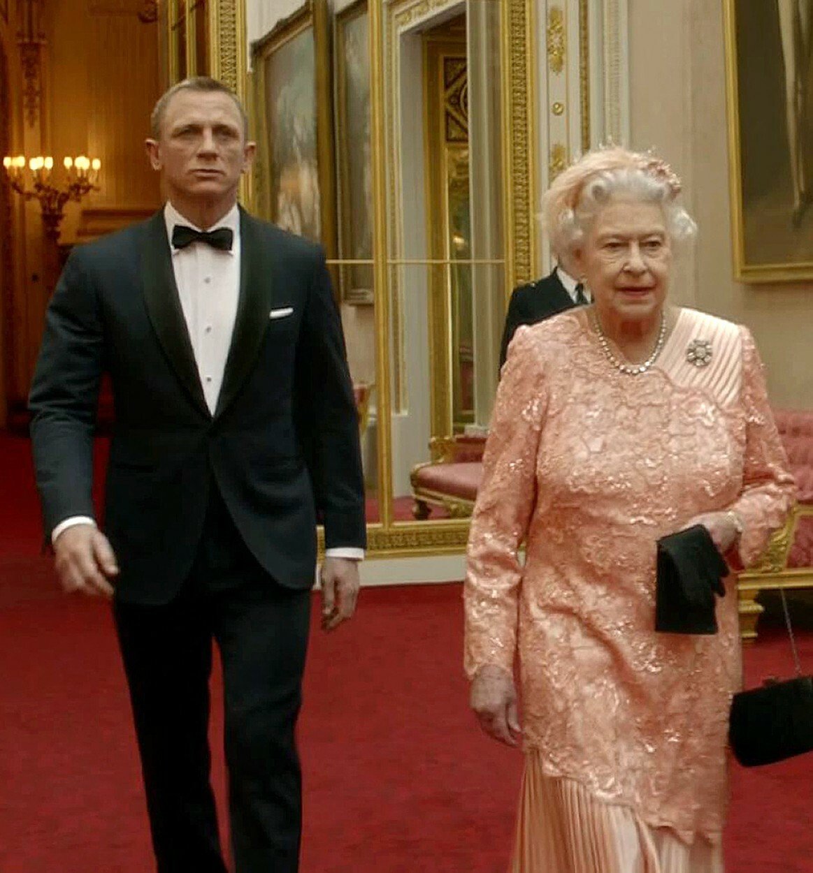 Královna se dokonce stala »Bond girl«!