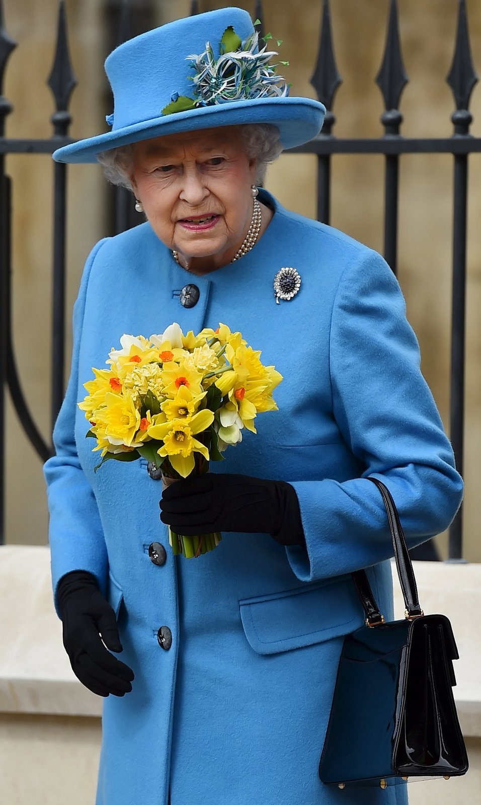 Královna dostala na Velikonoce kytičku.