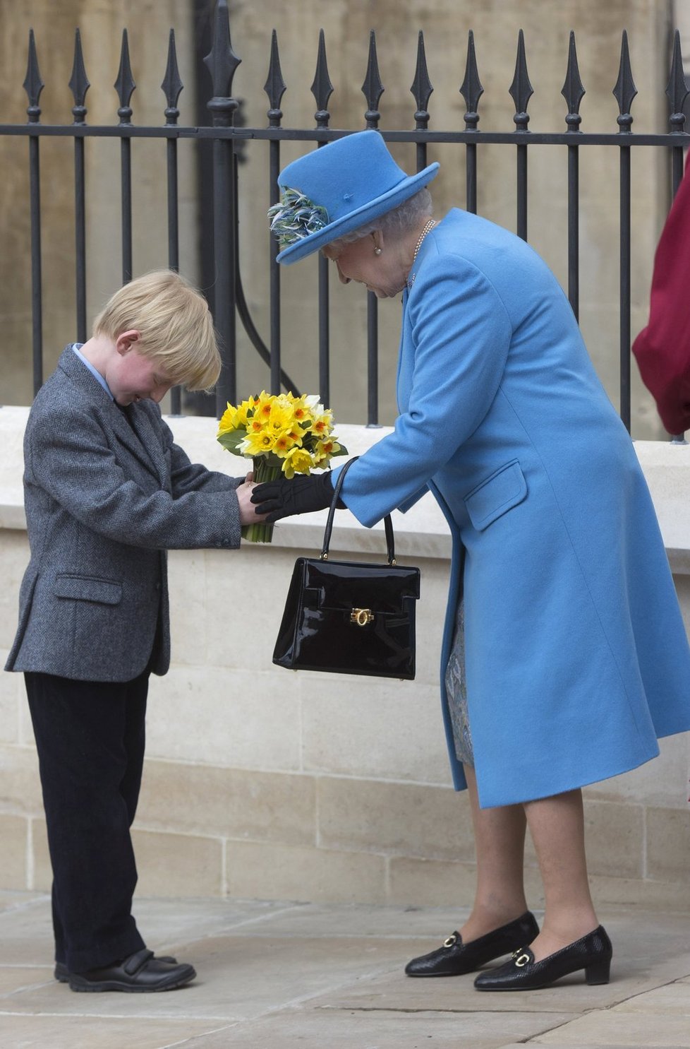 Královna dostala na Velikonoce kytičku od sedmiletého obdivovatele.