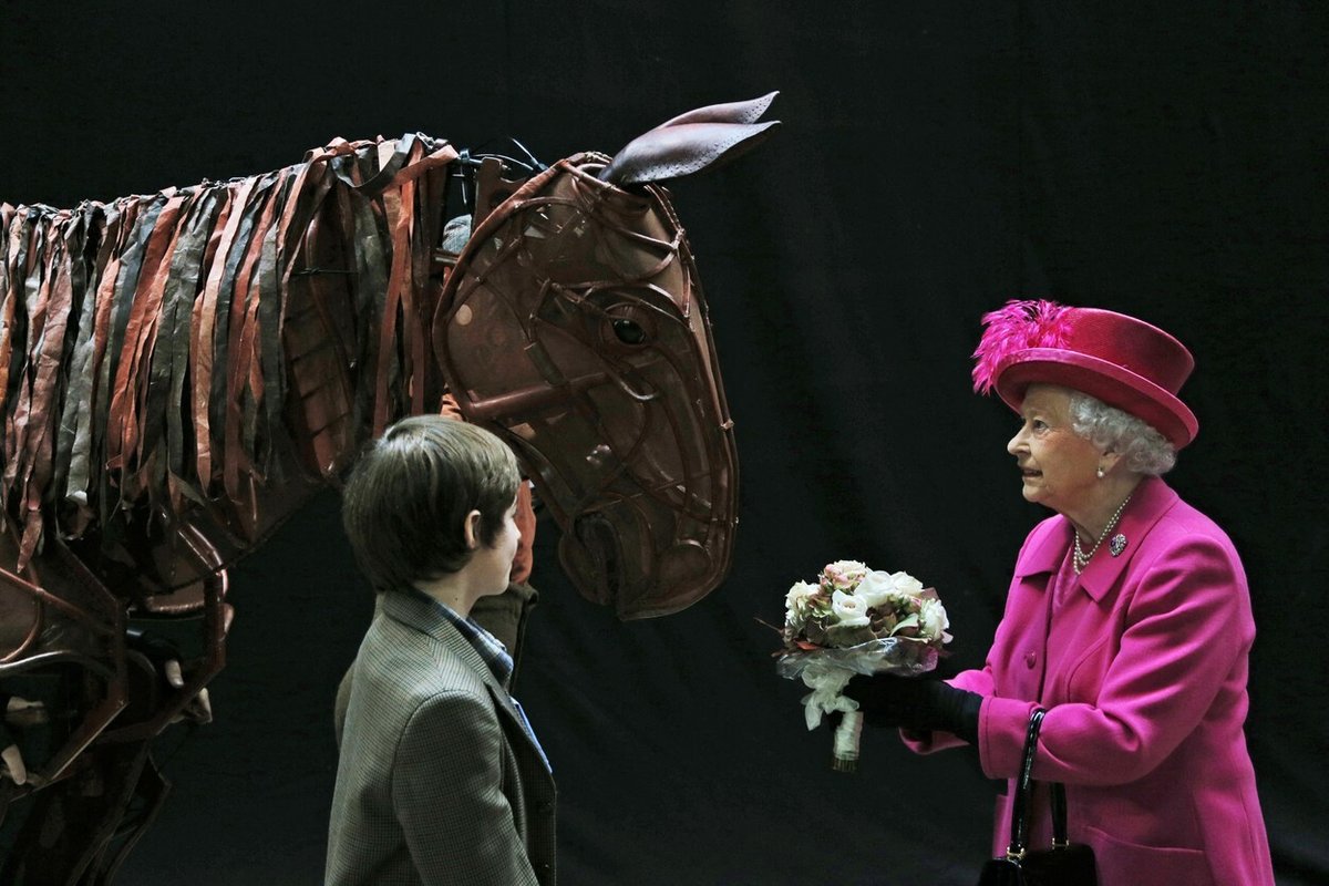 Královně se líbila činohra Válečný kůň, setkala se dokonce s jeho představitelem - loutkou Joeym