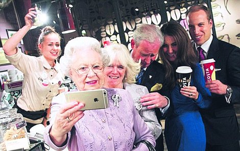 Rodinka v kavárně: Královna Alžběta II., Charles (67), Camilla (68), William (33), Kate (33)