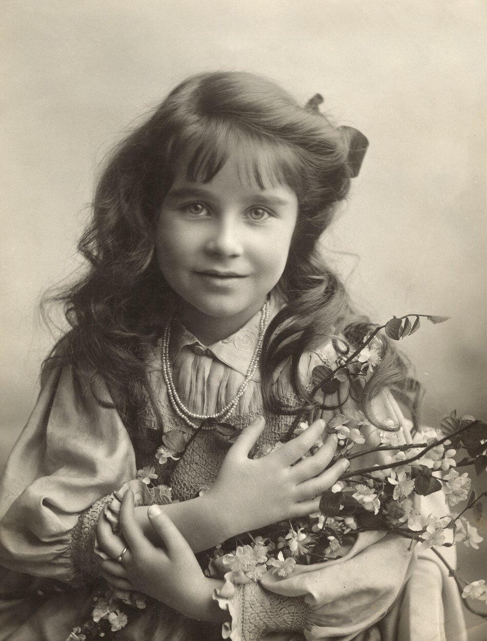 Maminka královny Alžběty II., královna Alžběta Bowes-Lyonová jako holčička