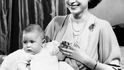1949 - Alžběta II. s princem Charlesem