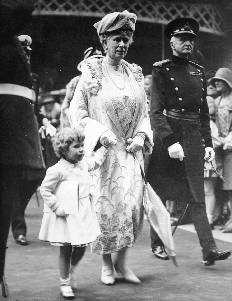 Její Veličenstvo královna Mary - babička Alžběty II. v roce 1930 se svou čtyřletou vnučkou