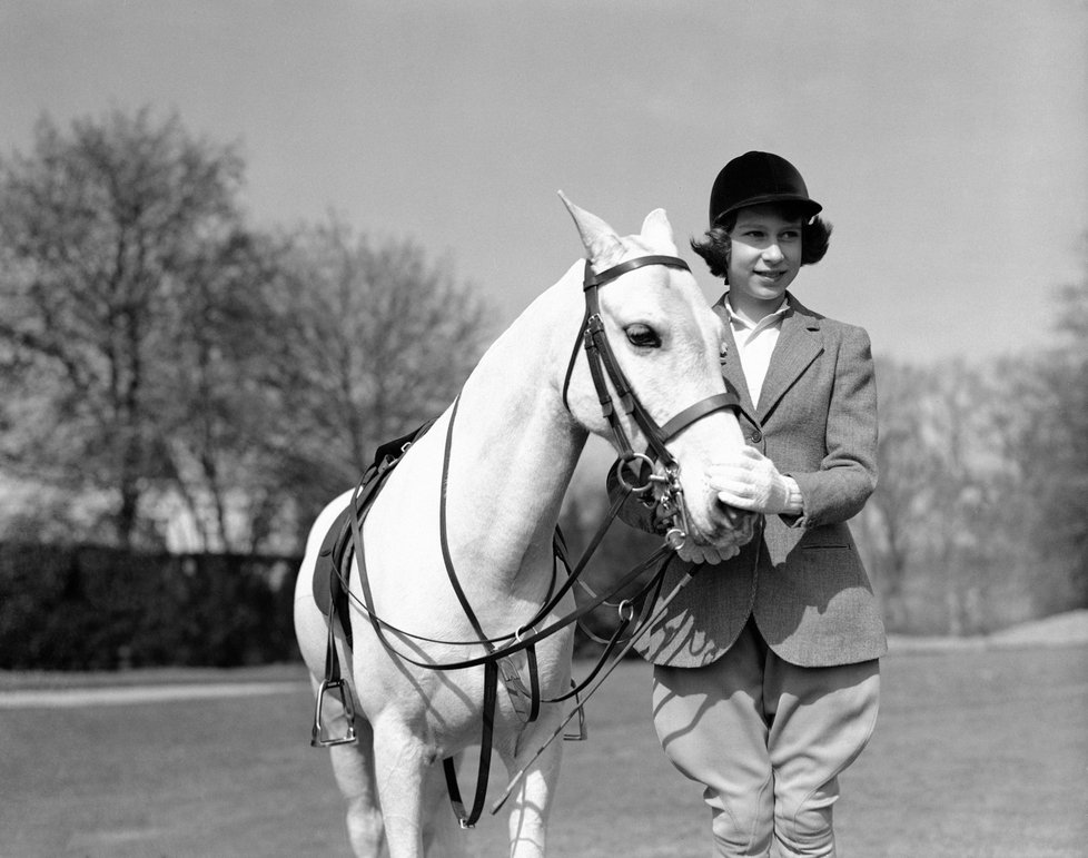 1939 - Alžběta II. 13letá pózuje s koněm v den svých narozenin