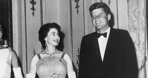 Královna Alžběta s J.F. Kennedym.