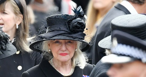 Královnina garderobiérka Angela Kelly na pohřbu královny Alžběty II.