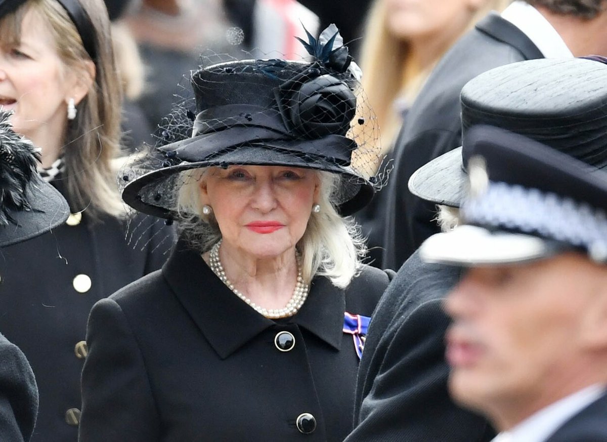 Královnina garderobiérka Angela Kelly na pohřbu královny Alžběty II. 