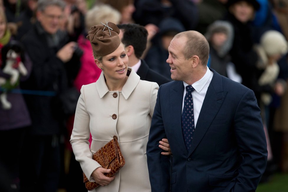 Na vánoční mši dorazili i další členové královské rodiny. Na snímku královnina vnučka Zara Phillips a její manžel, ragbyový hráč Mike Tindall