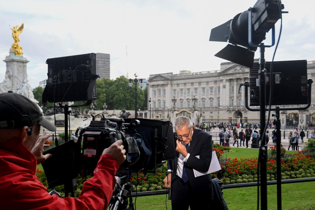 U Buckinghamského paláce je nával novinářů.