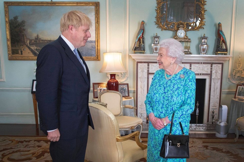 Královna Alžběta II. přivítala u sebe doma nového britského ministra Borise Johnsona