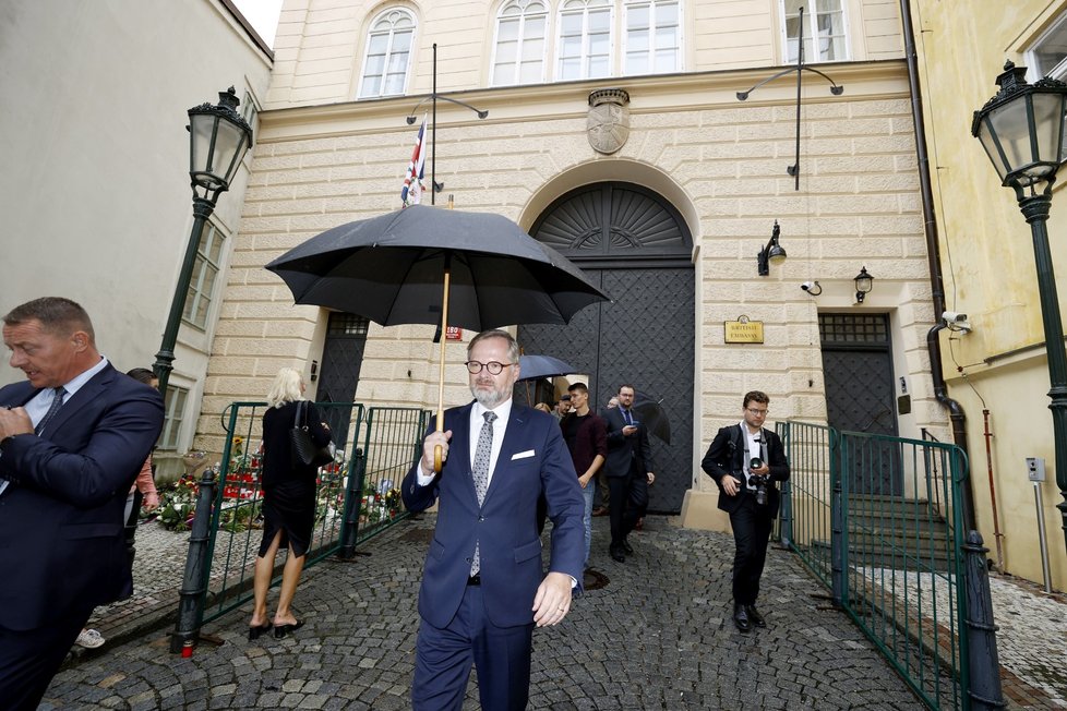 K ambasádě dorazil premiér Petr Fiala.
