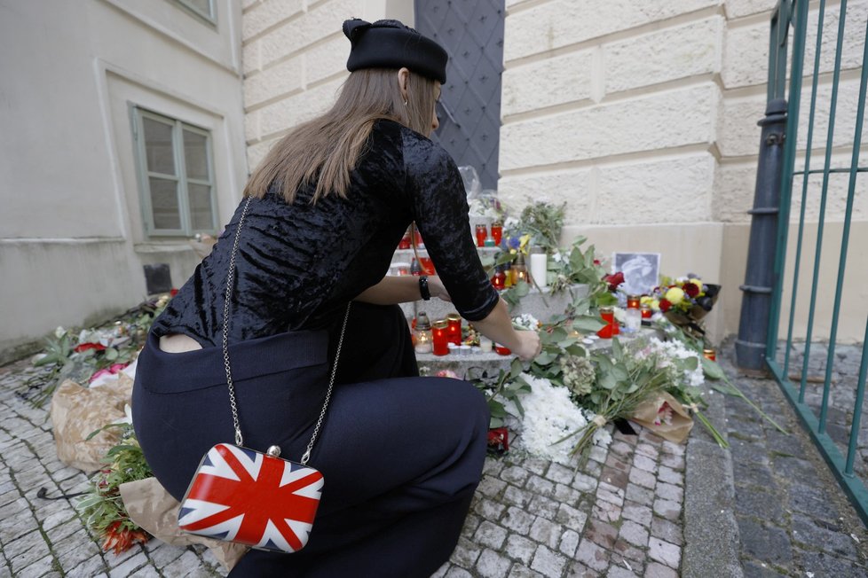 Lidé mohou uctít památku zemřelé královny na britské ambasádě v Praze.