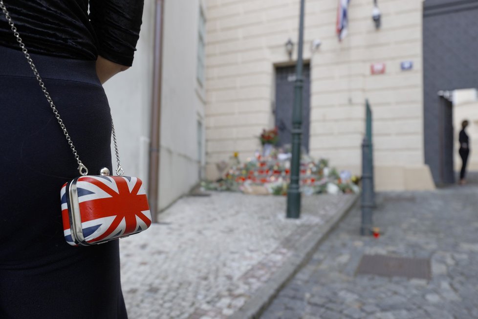 Lidé mohou uctít památku zemřelé královny na britské ambasádě v Praze.