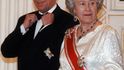 Před 25 lety navštívila královna Alžběta II. Českou republiku. Na fotografii během slavnostní recepce s prezidentem Václavem Havlem.