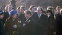 Před 25 lety navštívila královna Alžběta II. Českou republiku. Na Karlově mostě s prezidentem Václavem Havlem.