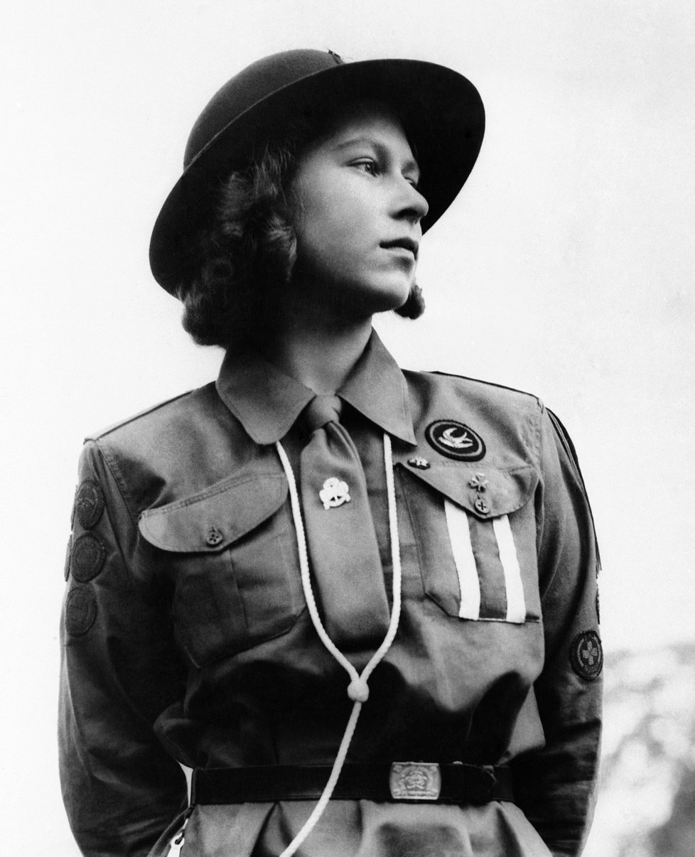 Královna Alžběta II v roce 1943 na dobovém snímku