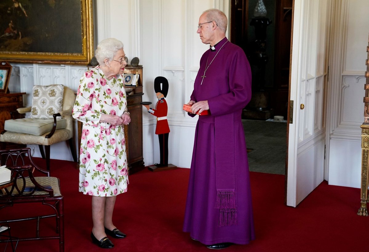 Královna Alžběta II. a arcibiskup z Canterbury Justin Welby na hradě Windsor 21. června 2022