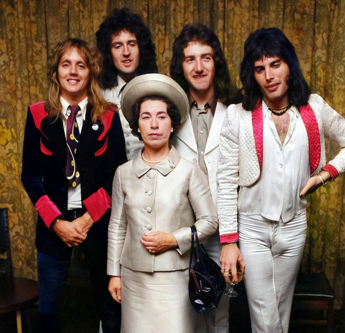 Členové britské skupiny Queen pózovali s Charlesovou v září 1974, dvojnice kapele také předala zlatou desku.