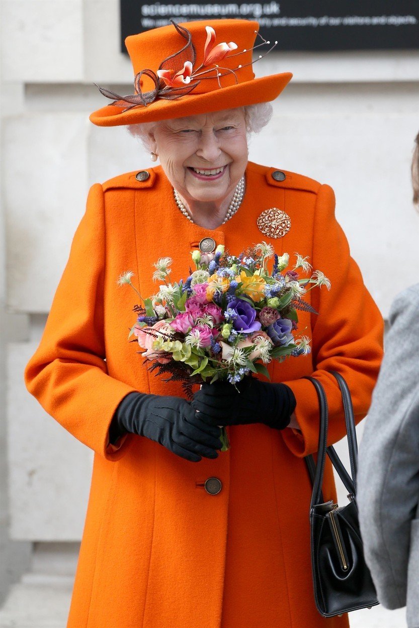 Tajemství stylu královny Alžběty: Odkud jsou její deštníky a proč nosí jasné barvy?