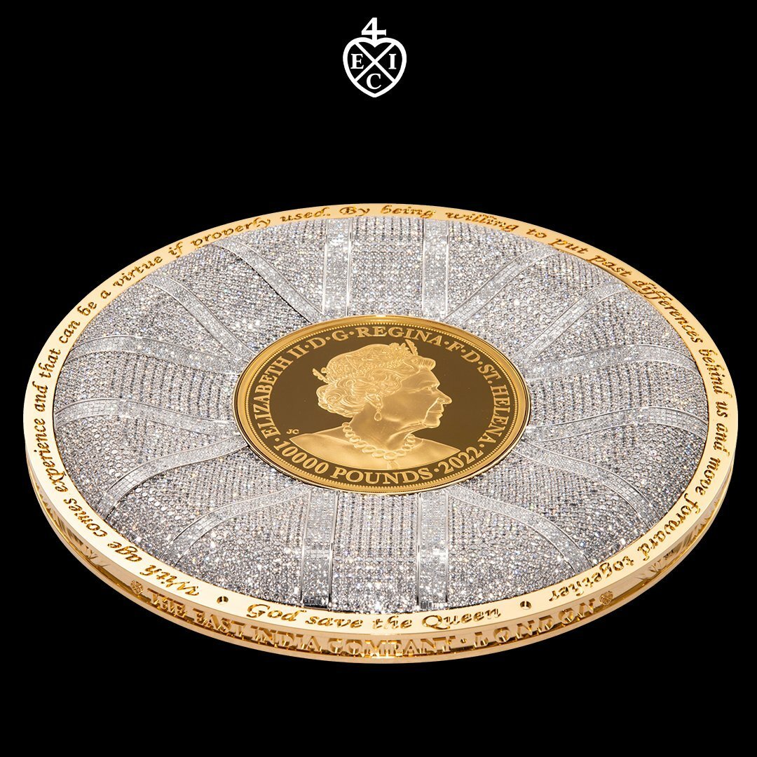 Zlatá pamětní mince s diamanty.
