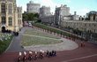 Smuteční průvod dorazil na hrad Windsor.