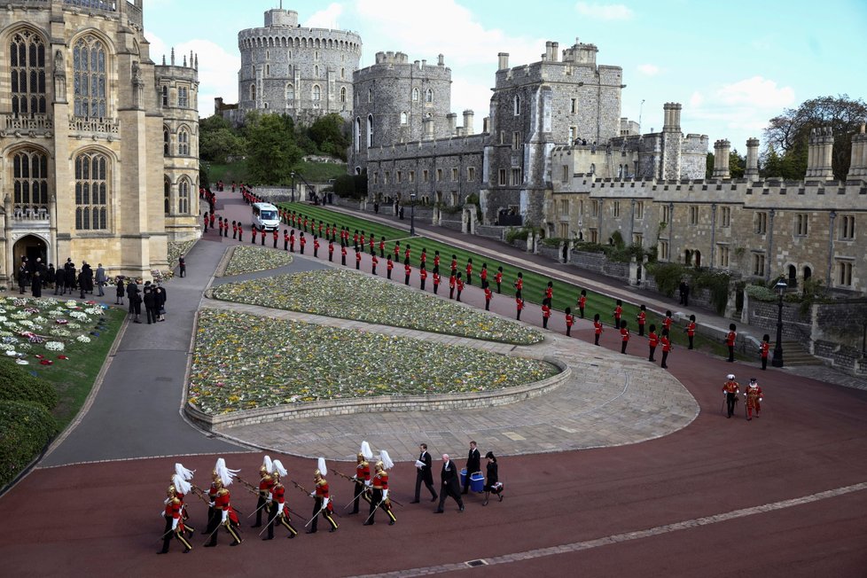 Smuteční průvod dorazil na hrad Windsor.