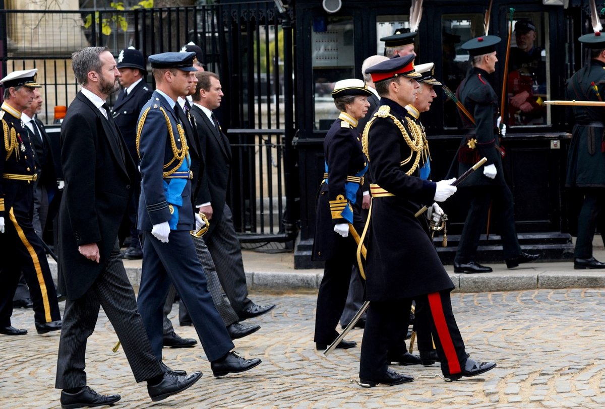 Pohřeb královny Alžběty II.  - Alžbětiny děti a vnoučata pochodovali za rakví