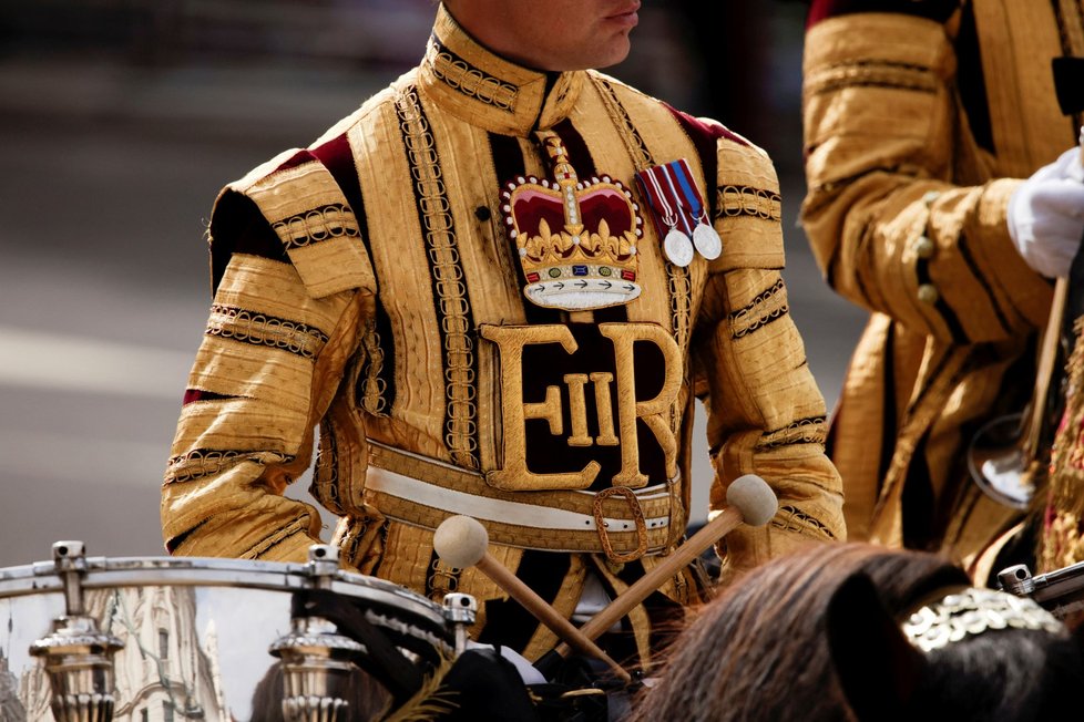 Pohřeb královny Alžběty II.  - uniformy s iniciály královny Alžběty II. již vojáci nadále nosit nebudou.