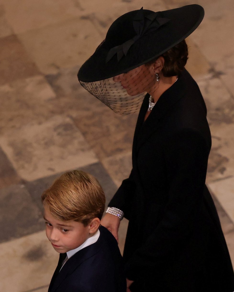 Pohřeb královny Alžběty II. - Kate Middleton a malý George