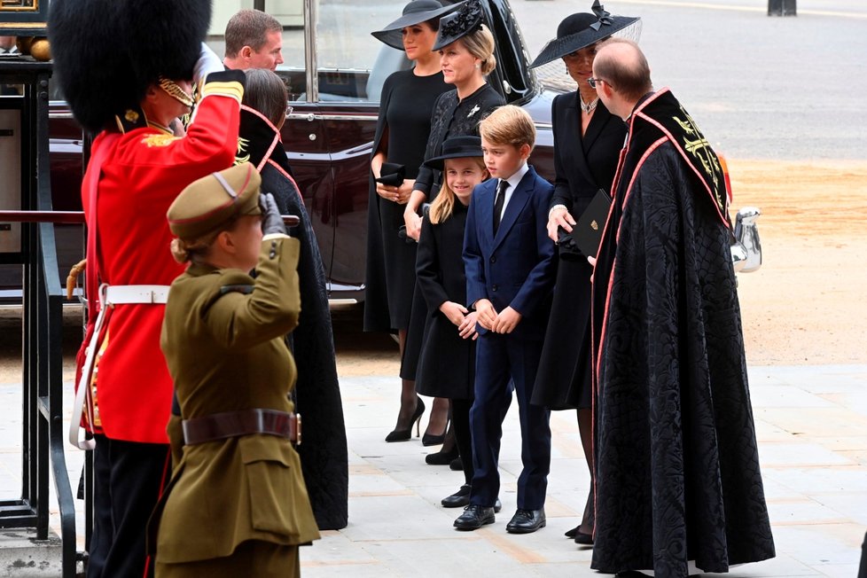 Pohřeb královny Alžběty II. - princezna Kate s dětmi