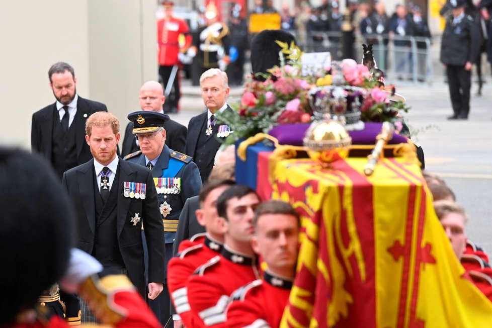 Pohřeb královny Alžběty II. - Harry pochodoval v civilním žaketu.