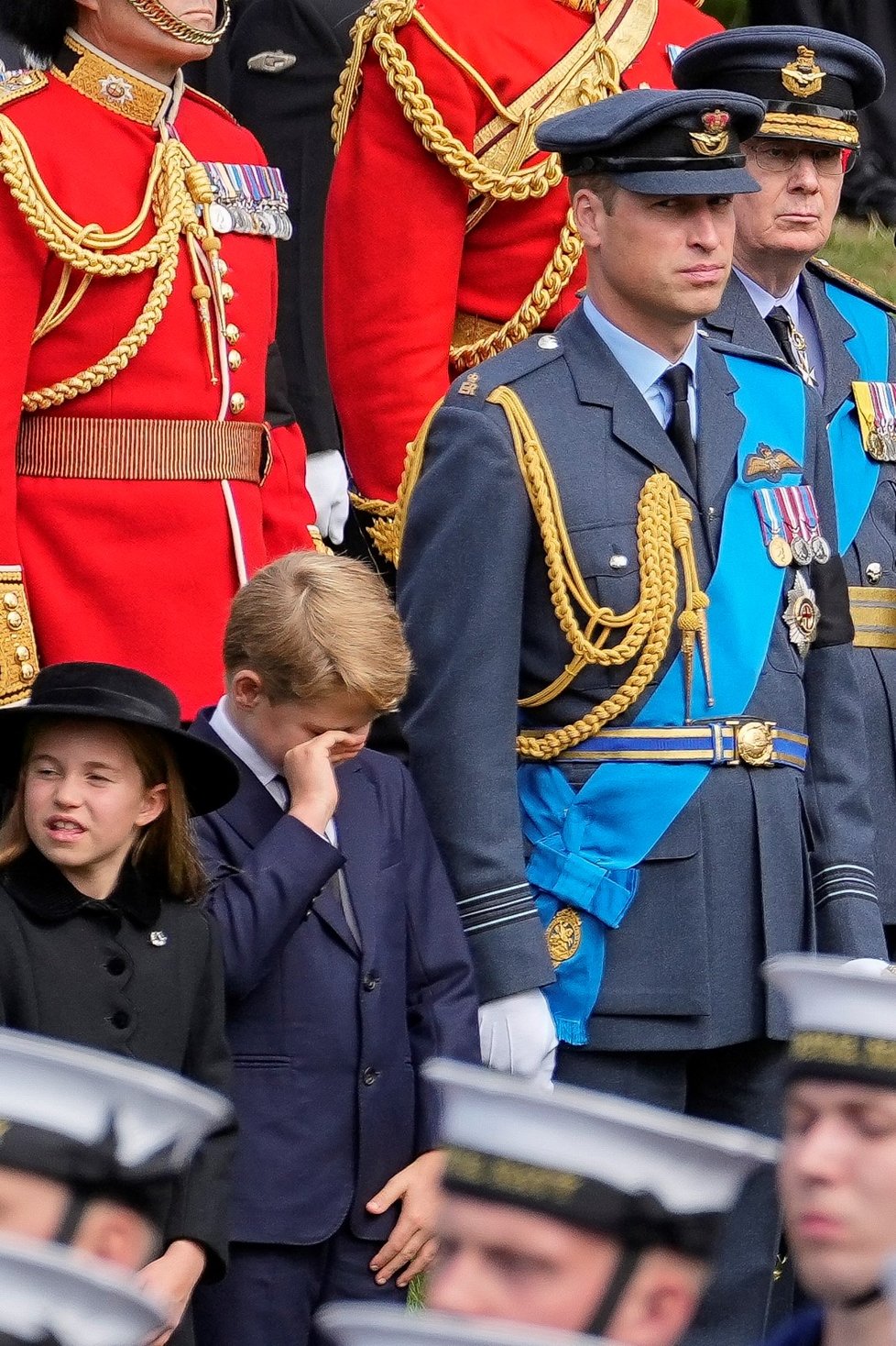 Pohřeb královny Alžběty II. - princ George plakal.