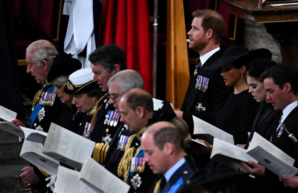 Pohřeb královny Alžběty II. - Harry obracel oči k nebi.