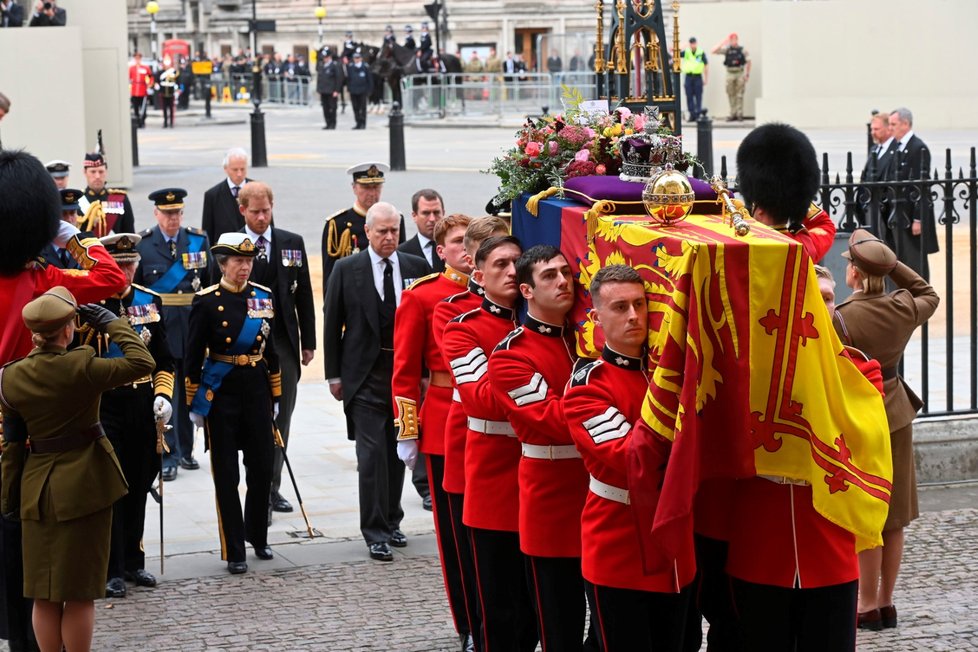 Pohřeb královny Alžběty II. - princ Harry pochodoval u rakve.