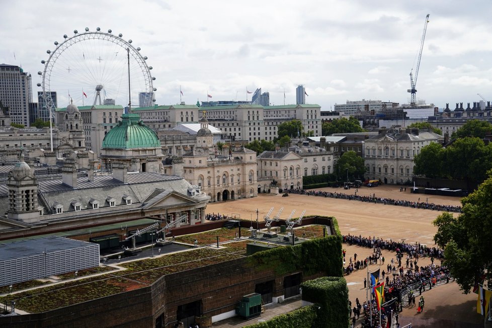 Londýn se připravuje na smuteční průvod k Westminsterskému paláci.