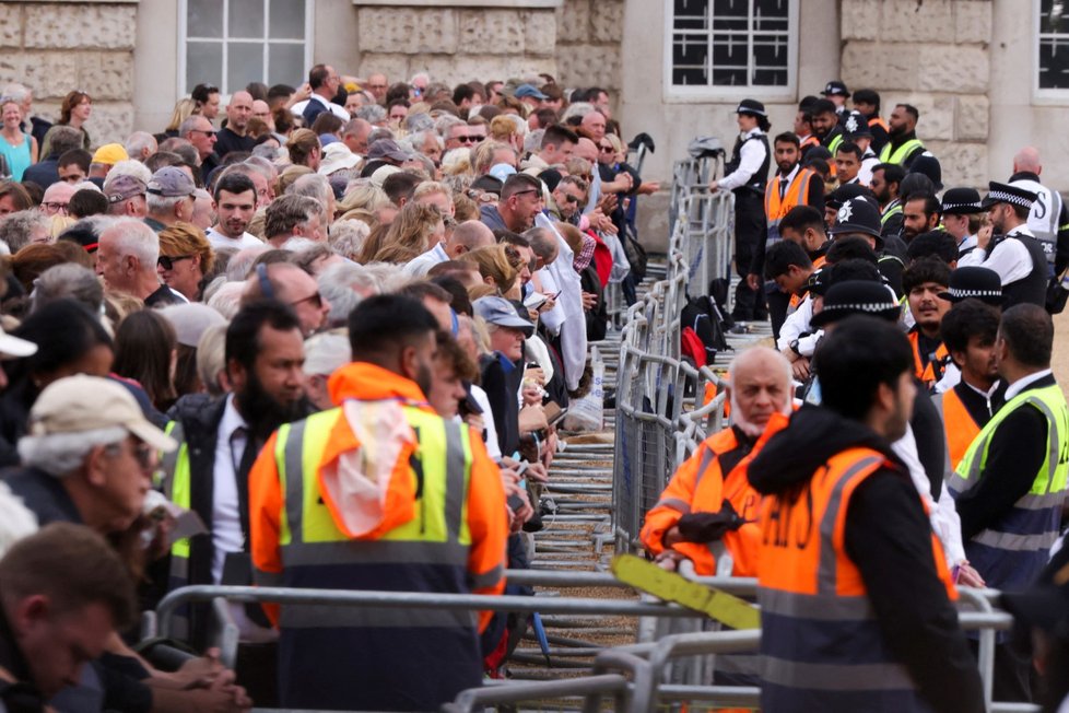 Londýn se připravuje na smuteční průvod k Westminsterskému paláci.