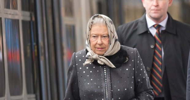 Královská návštěva na nádraží! Královna Alžběta II. se do domů do Londýna svezla ze Sandringhamu vlakem.